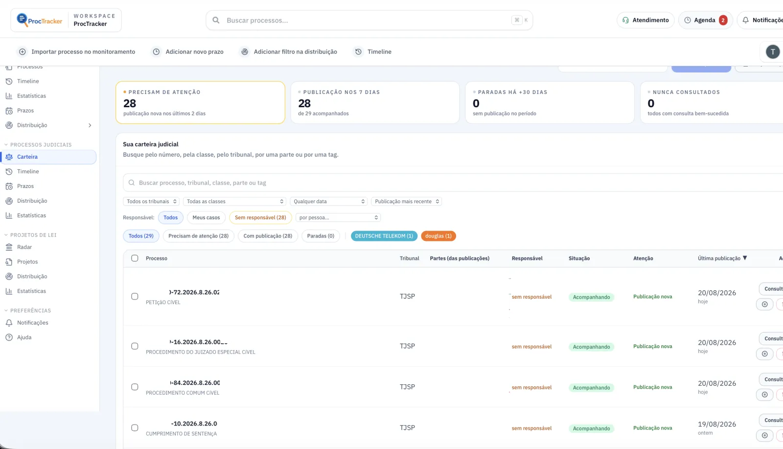 Carteira judicial do ProcTracker com processos monitorados, tribunal, classe e prazos